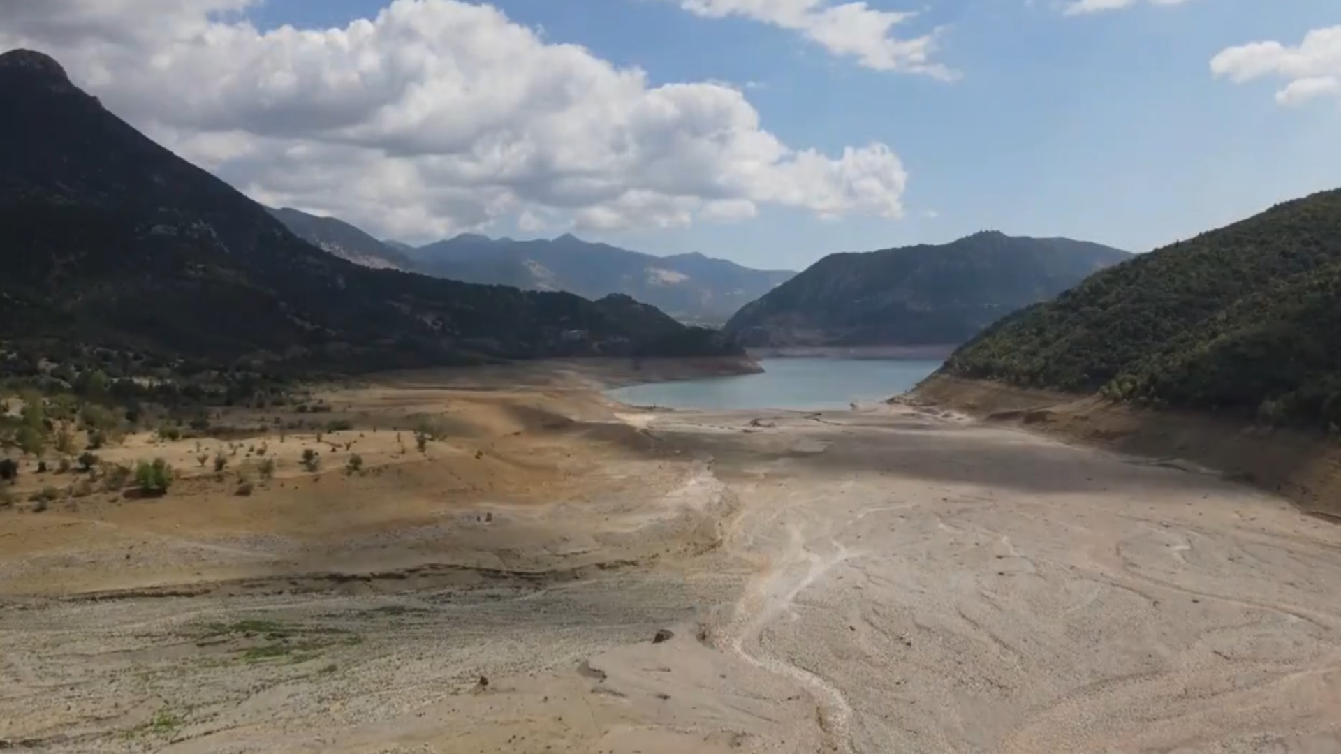 «Στερεύει» ο Μόρνος – Βίντεο από drone «Στερεύει»-ο-Μόρνος-–-Βίντεο-από-drone