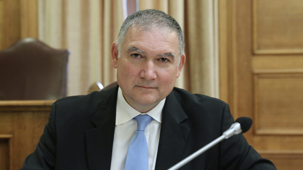 Αρθρο-της-Μιράντας-Ξαφά-στην-«Κ»:-Η-καφκική-περιπέτεια-του-Αν.-Γεωργίου
