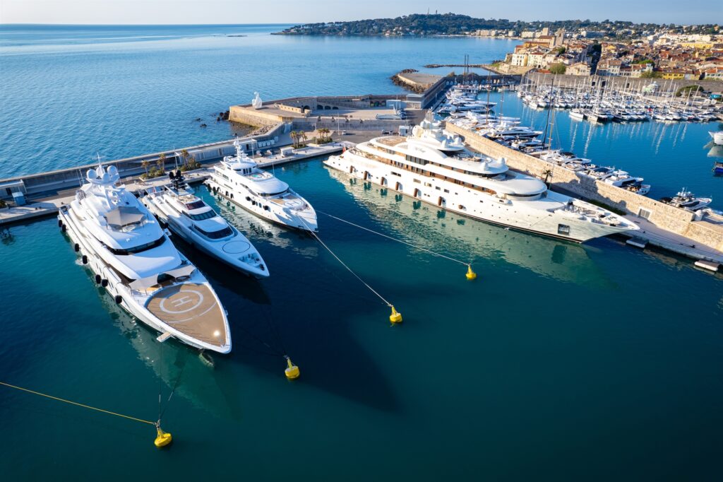 Ζουν-στη-χλιδή-και-ξόδεψαν-290-δισ-δολ.-σε-είδη-πολυτελείας