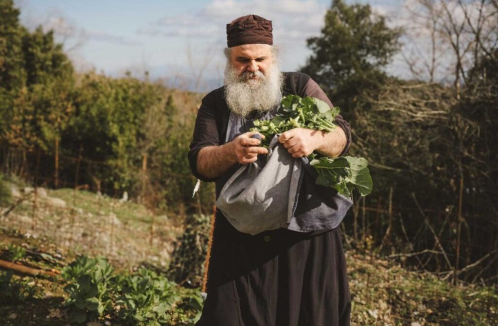 Στο αγιορείτικο κελί του Αγίου Νικολάου ο πατέρας Γεώργιος μαγειρεύει και αφηγείται Στο-αγιορείτικο-κελί-του-Αγίου-Νικολάου-ο-πατέρας-Γεώργιος-μαγειρεύει-και-αφηγείται