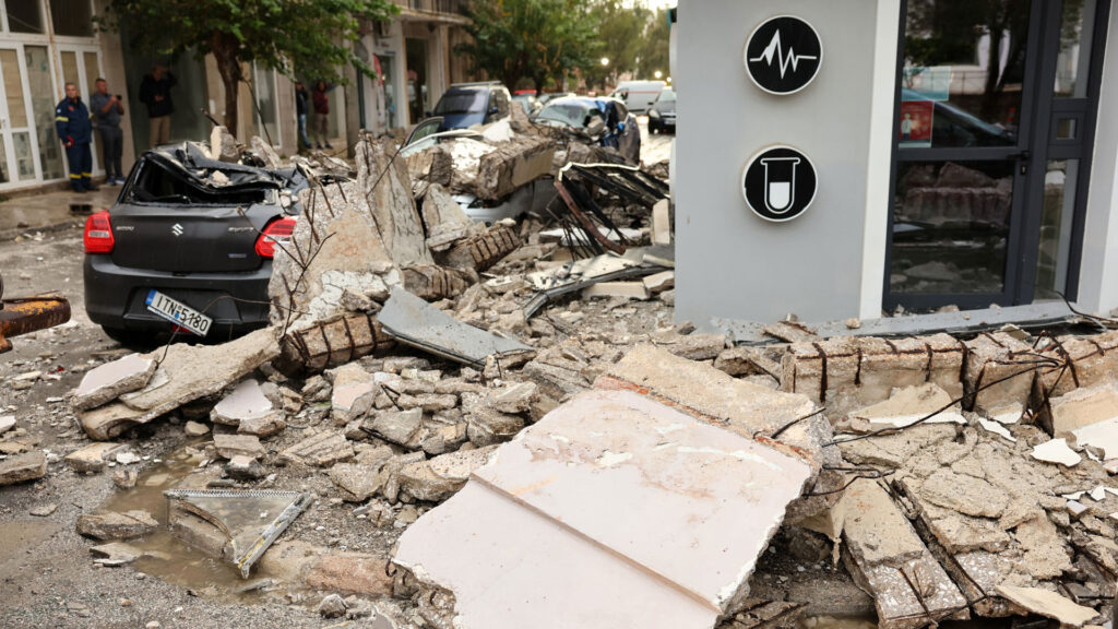 Καρέ-καρέ-η-πτώση-του-μπαλκονιού-στο-Λαύριο-–-Γυναίκα-σώθηκε-την-τελευταία-στιγμή-(βίντεο)