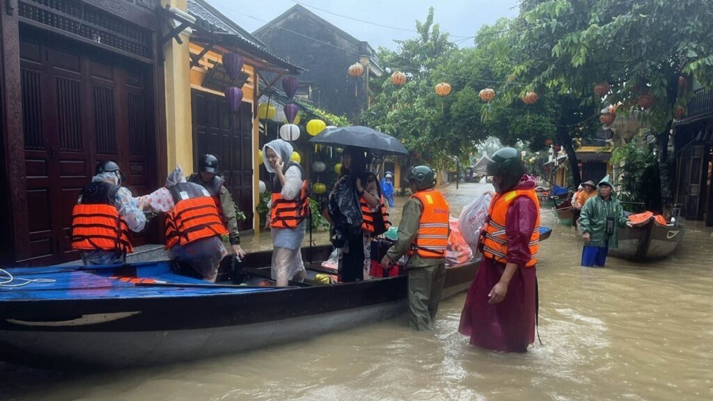 Βιετνάμ:-Τουλάχιστον-13-νεκροί-και-11-αγνοούμενοι-από-τις-πλημμύρες