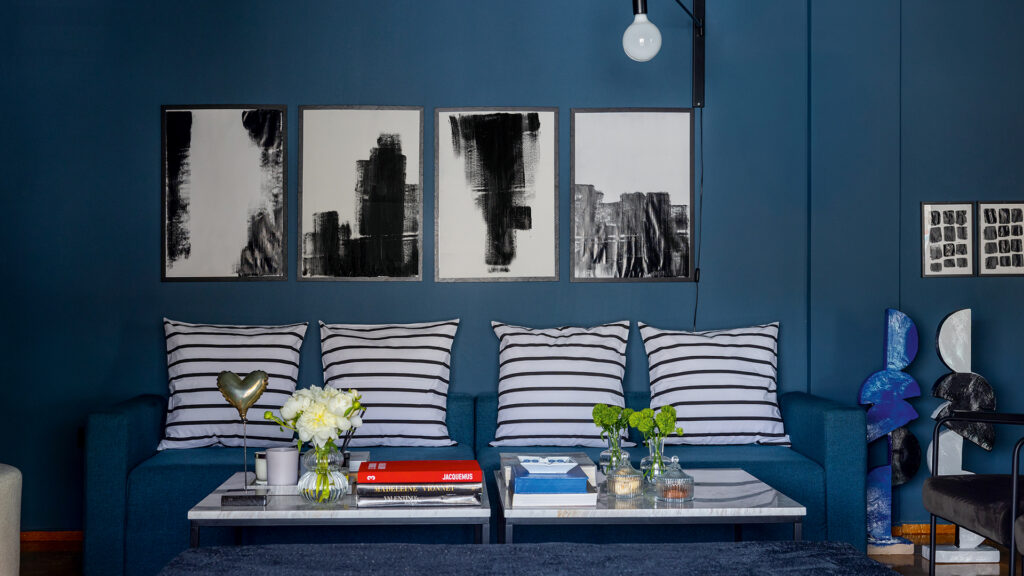 Ενα-μπλε-ρετιρέ-που-θυμίζει-γκαλερί-στο-Παγκράτι