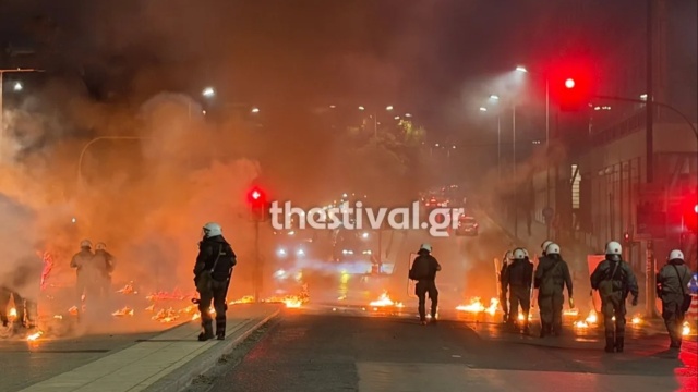 Επίθεση με μολότοφ σε ΜΑΤ στο κέντρο της Θεσσαλονίκης, ζημιές σε αυτοκίνητα – Δείτε βίντεο Επίθεση-με-μολότοφ-σε-ΜΑΤ-στο-κέντρο-της-Θεσσαλονίκης,-ζημιές-σε-αυτοκίνητα-–-Δείτε-βίντεο