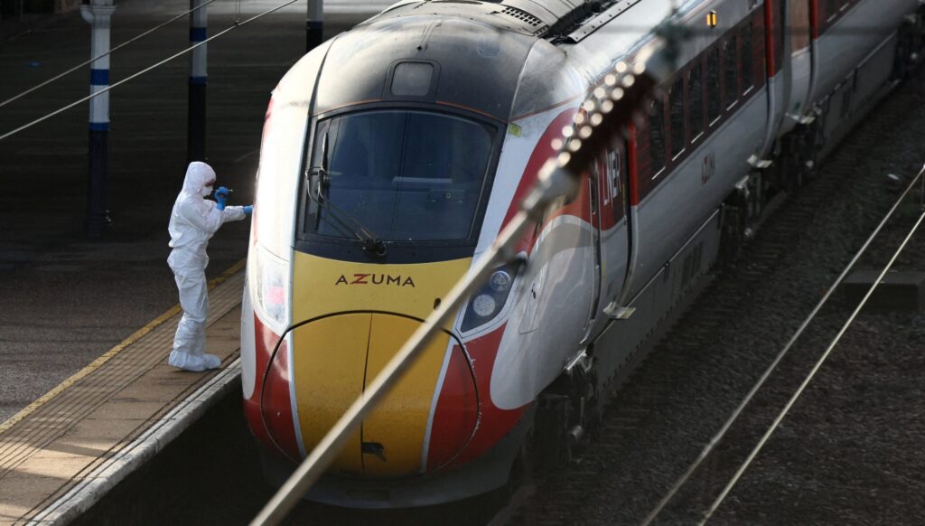 Βρετανία-–-Επίθεση-με-μαχαίρι-σε-τρένο:-Αγνωστος-στην-αντιτρομοκρατική-ο-ύποπτος