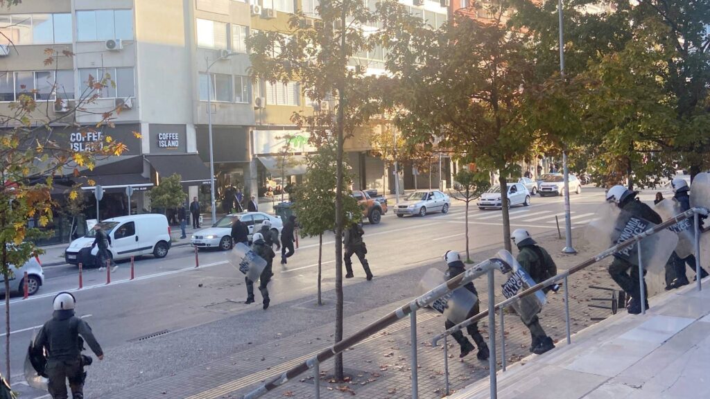 Θεσσαλονίκη: Δίωξη στους δύο συλληφθέντες για τα επεισόδια έξω από τα δικαστήρια Θεσσαλονίκη:-Δίωξη-στους-δύο-συλληφθέντες-για-τα-επεισόδια-έξω-από-τα-δικαστήρια