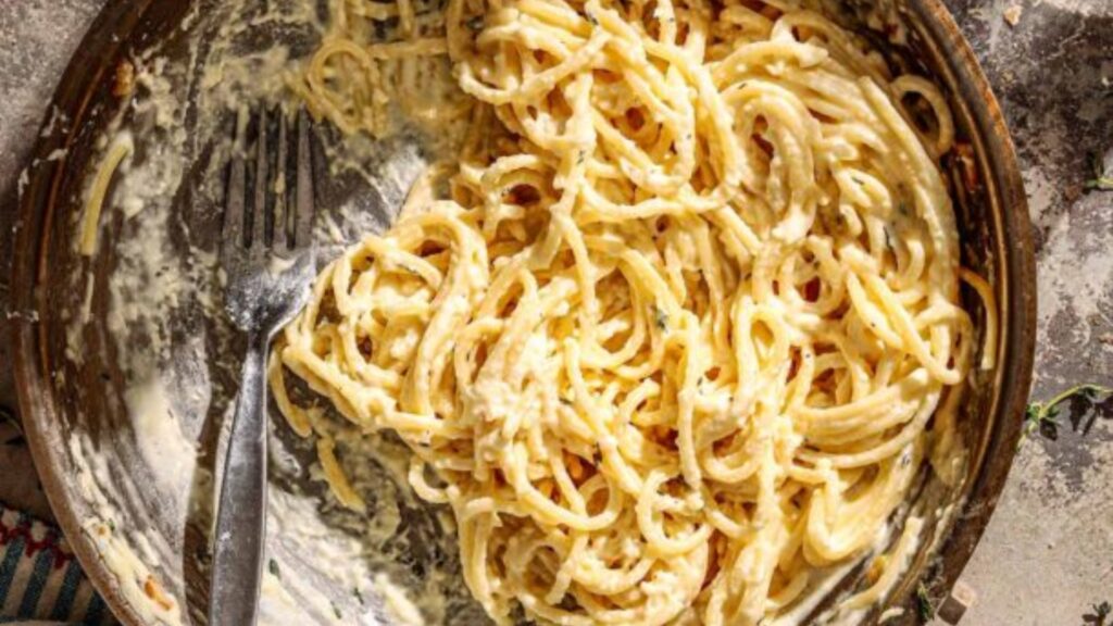 Μακαρονάδα-με-σάλτσα-φέτας