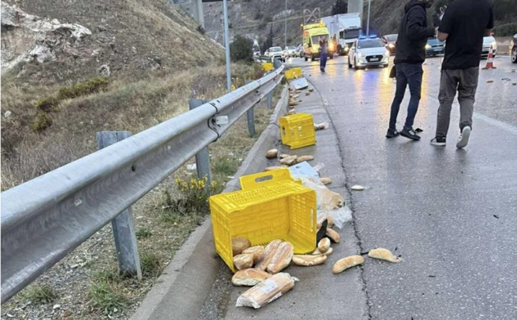 Θεσσαλονίκη:-Καραμπόλα-τριών-οχημάτων-–-Γέμισε-ψωμιά-ο-Περιφερειακός