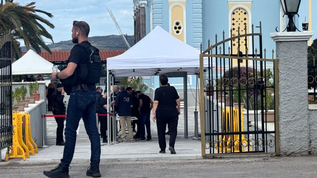 Βορίζια: Με αυξημένα μέτρα η κηδεία της 56χρονης – Εντάλματα σύλληψης για τα τρία αδέλφια Βορίζια:-Με-αυξημένα-μέτρα-η-κηδεία-της-56χρονης-–-Εντάλματα-σύλληψης-για-τα-τρία-αδέλφια