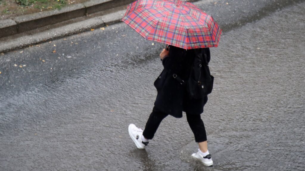 meteo:-Καταιγίδες-έως-και-αύριο-–-Πού-θα-είναι-έντονα-τα-φαινόμενα