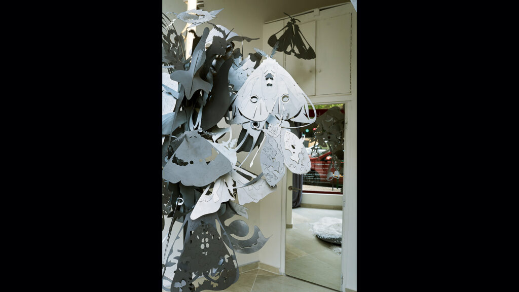 Ενα-μεταλλικό-δέντρο-φύτρωσε-στο-Παγκράτι