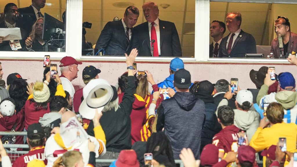 ΗΠΑ:-Αποδοκιμάστηκε-ο-Τραμπ-όταν-πήγε-σε-ματς-του-nfl-[εικόνες]
