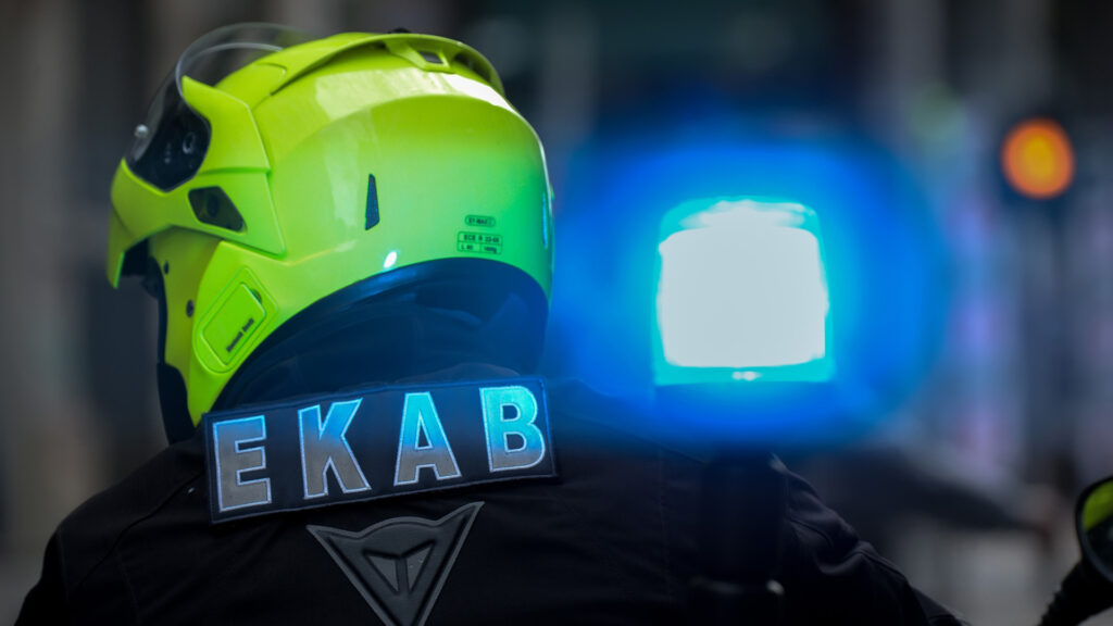 Θεσσαλονίκη:-Μεθυσμένος-οδηγός-έπεσε-πάνω-σε-γερανοφόρο-όχημα-–-Ενας-τραυματίας