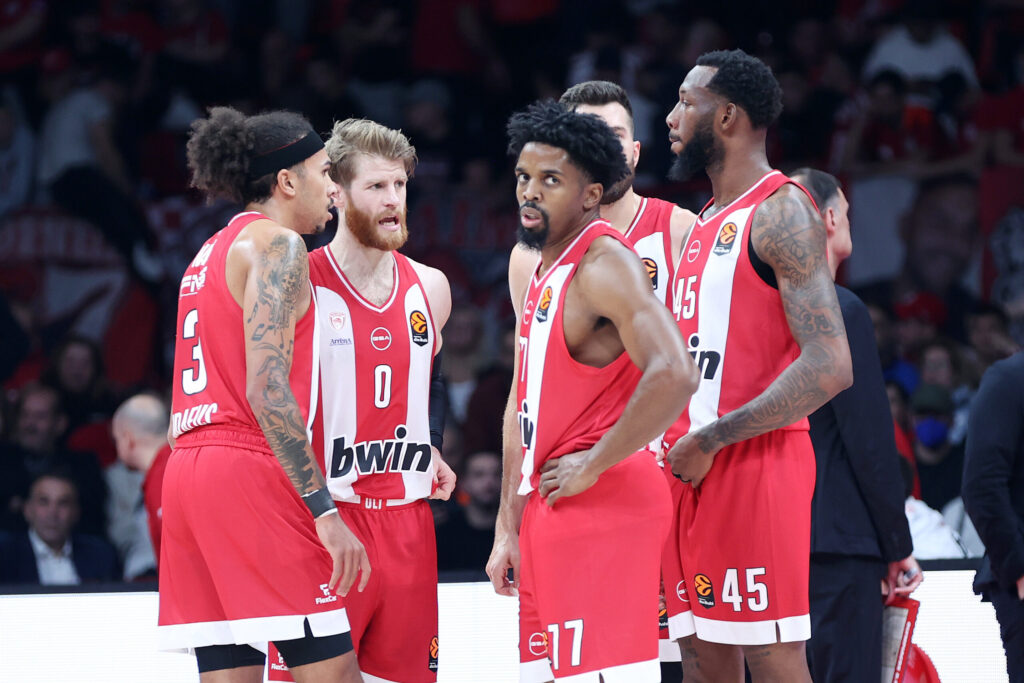 euroleague:-«Πύρρειος»-νίκη-του-Ολυμπιακού-με-φόντο-τον-τραυματισμό-του-Εβανς