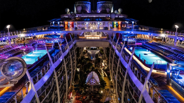 Το τεράστιο «Symphony of the Seas»: 30.000 γεύματα την ημέρα και πολυτέλεια παντού Το-τεράστιο-«symphony-of-the-seas»:-30.000-γεύματα-την-ημέρα-και-πολυτέλεια-παντού