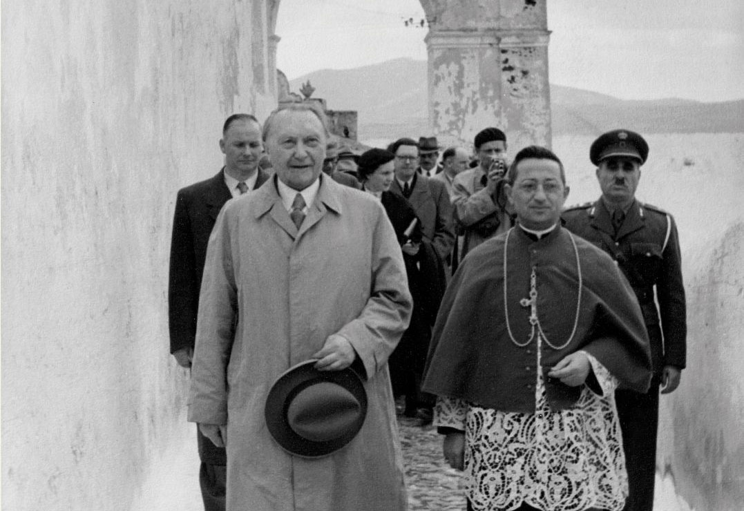 Η-φωτογραφική-μαρτυρία-του-Δημήτρη-Χαρισιάδη-για-τη-μεταπολεμική-Σαντορίνη