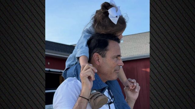 Η-Μαρία-Μενούνος-φωτογραφίζει-τον-σύζυγό-της-με-την-κόρη-τους