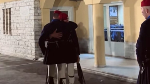 Εύζωνες συγκινούνται μετά την τελευταία τους υπηρεσία στην Προεδρική Φρουρά – Δείτε βίντεο Εύζωνες-συγκινούνται-μετά-την-τελευταία-τους-υπηρεσία-στην-Προεδρική-Φρουρά-–-Δείτε-βίντεο