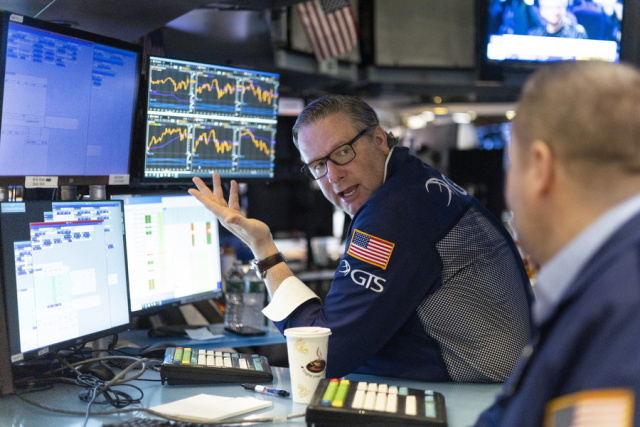 Οι αγοραστές επέστρεψαν στη Wall Street αλλά η νευρικότητα για Fed και AI παραμένει στο ταμπλό Οι-αγοραστές-επέστρεψαν-στη-wall-street-αλλά-η-νευρικότητα-για-fed-και-ai-παραμένει-στο-ταμπλό
