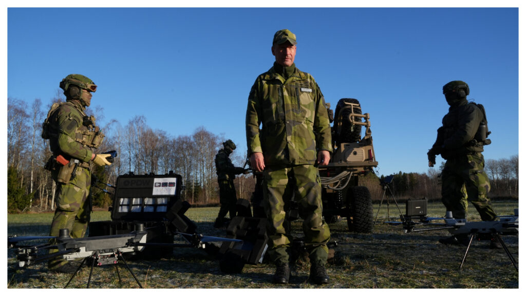 Σουηδία:-Στρατιωτικά-γυμνάσια-με-τη-συμμετοχή-της-βασιλικής-οικογένειας