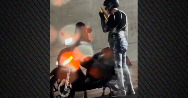 Οδηγός-μηχανής-στην-Αθήνα-τυλίχτηκε-με-μεμβράνη-για-να-μη-βραχεί