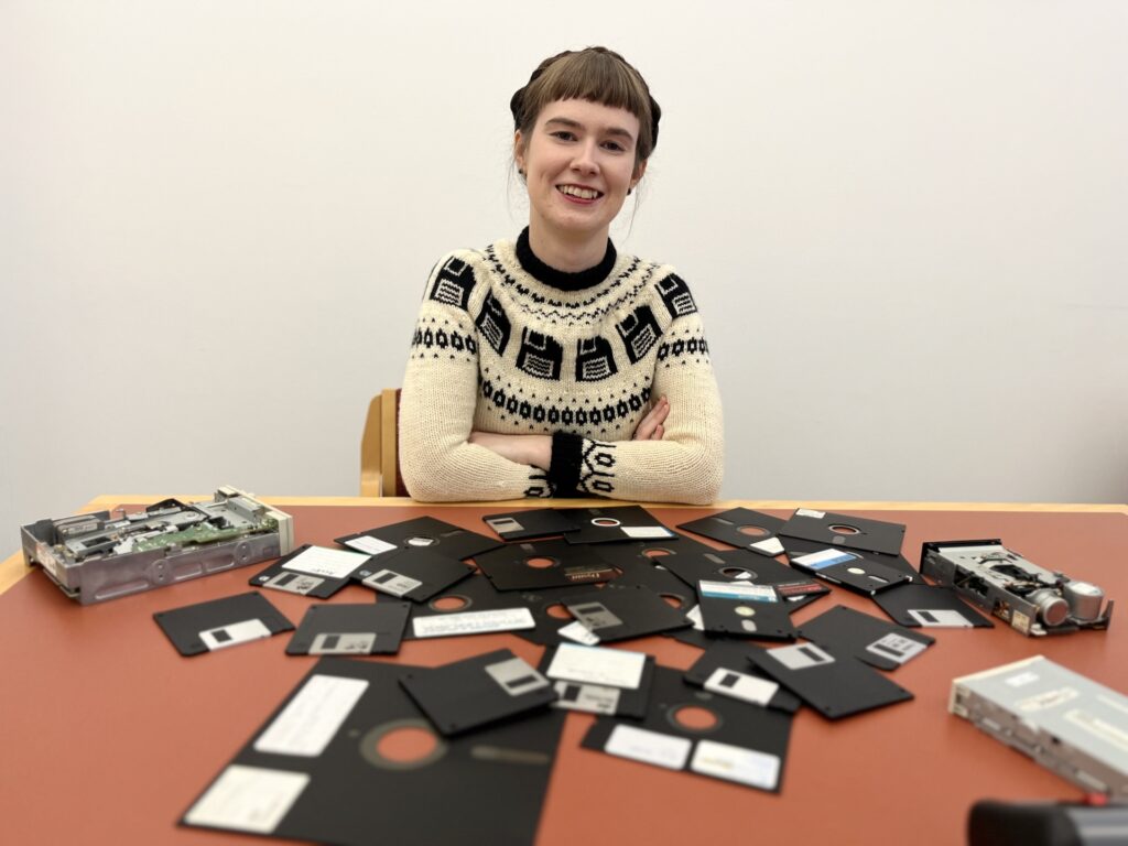 Ο-Στίβεν-Χόκινγκ,-η-dua-lipa-και-οι-δισκέτες-που-διασώζονται-στο-Κέιμπριτζ