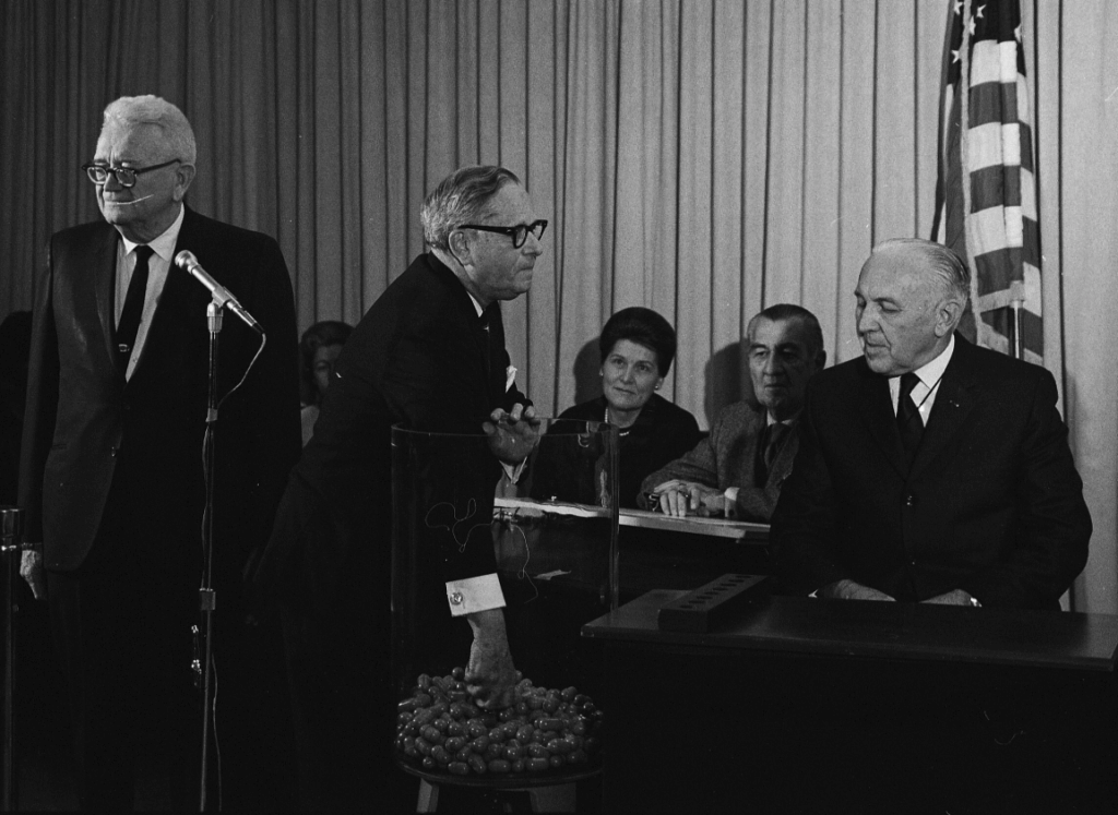 Σαν-σήμερα:-1-Δεκεμβρίου-1969-–-Η-πρώτη-τηλεοπτική-κλήρωση-στρατεύσιμων-για-τον-Πόλεμο-του-Βιετνάμ