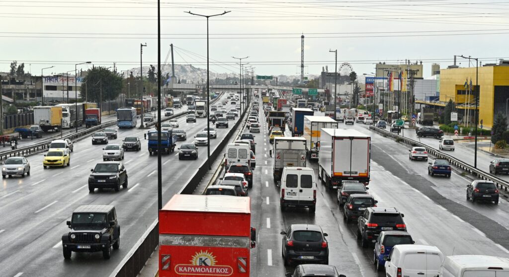 Κίνηση στους δρόμους: Δυσχέρεια στον Κηφισό λόγο ακινητοποιημένου φορτηγού Κίνηση-στους-δρόμους:-Δυσχέρεια-στον-Κηφισό-λόγο-ακινητοποιημένου-φορτηγού