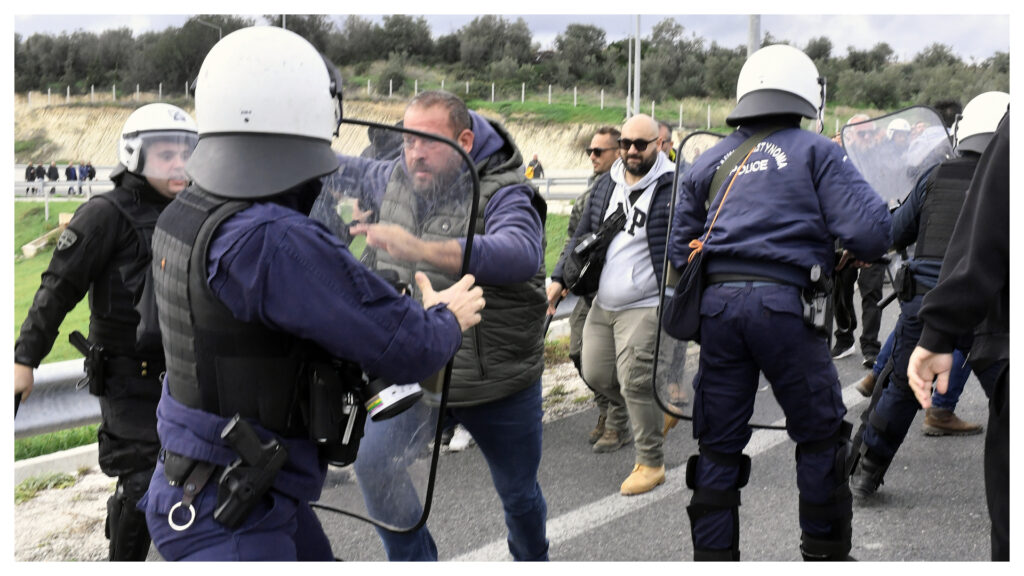 Κιάτο:-Ενταση-και-χημικά-μεταξύ-αγροτών-και-αστυνομικών-[βίντεο]