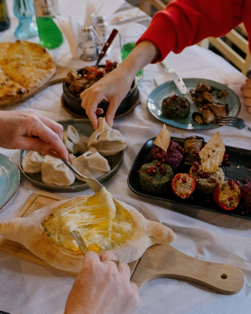 Τα-γεωργιανά-εστιατόρια-της-Αθήνας:-6-μαγαζιά-για-τέλειο-χινκάλι-και-χατσαπούρι