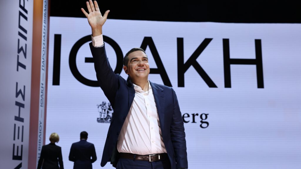 Στο-φουαγέ-του-«Παλλάς»-–-Ποιοι-έδωσαν-το-«παρών»-στην-παρουσίαση-του-βιβλίου-Τσίπρα-[εικόνες]