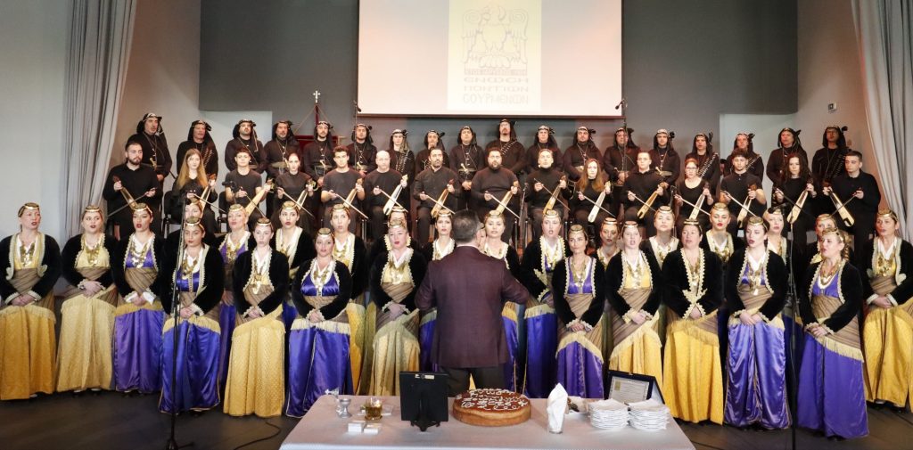 Εικόνες συνέχειας και συλλογικής ευθύνης από την κοπή πίτας στα Σούρμενα