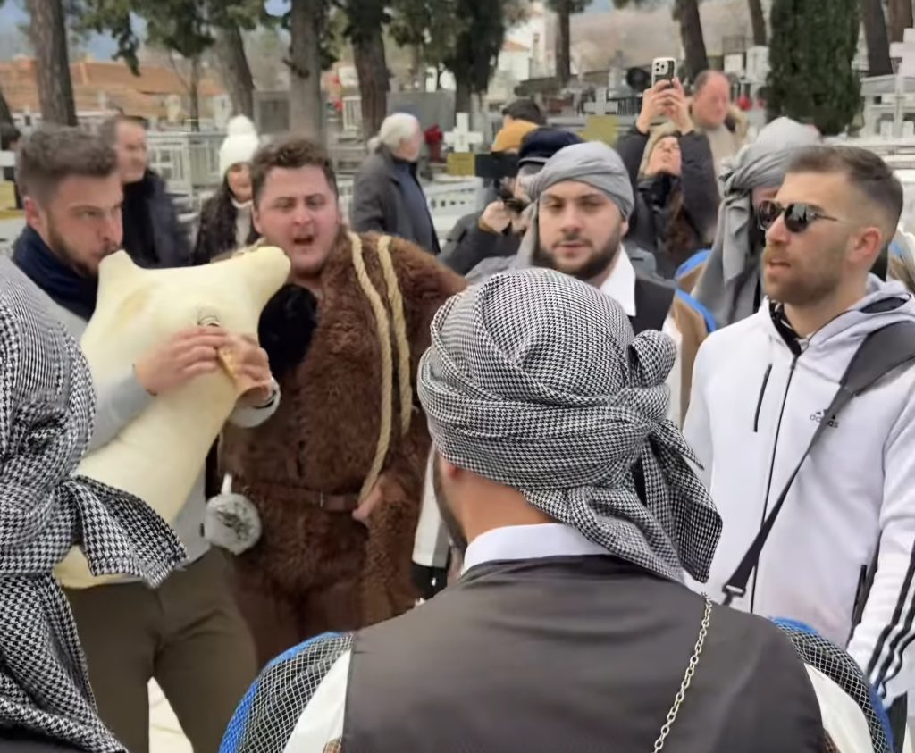 Οι Μωμόγεροι στο νεκροταφείο του χωριού – Όταν το παρόν και το μέλλον συναντούν το ένδοξο παρελθόν!