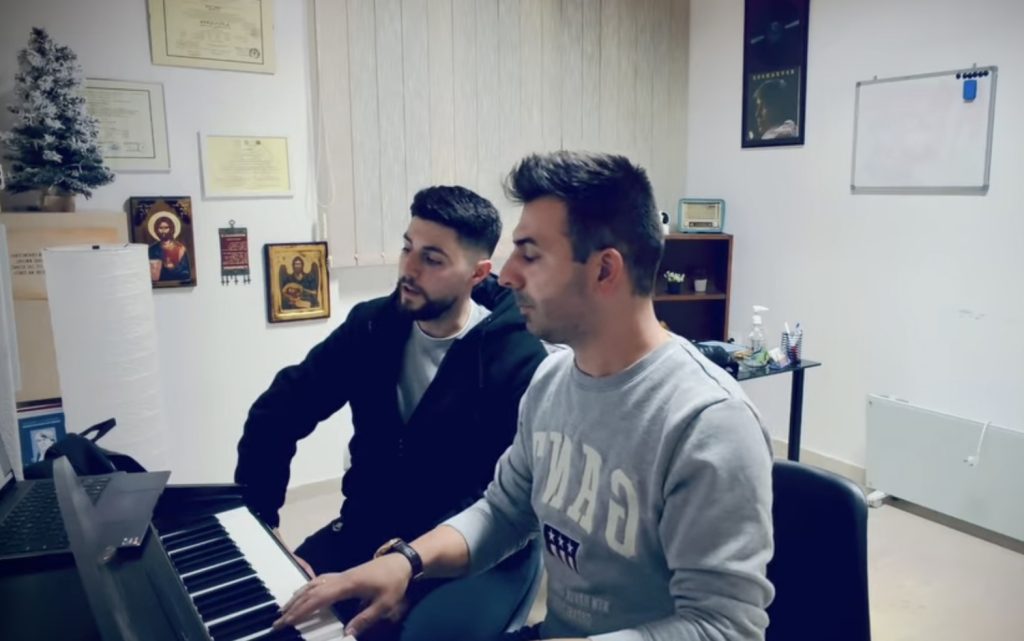 Ο Γιάννης Γκόσιος και ο Αδάμ που ζει στην Γερμανία ερμηνεύουν «Τη Δεσποινής τα πρό(β)ατα» και μας ταξιδεύουν !