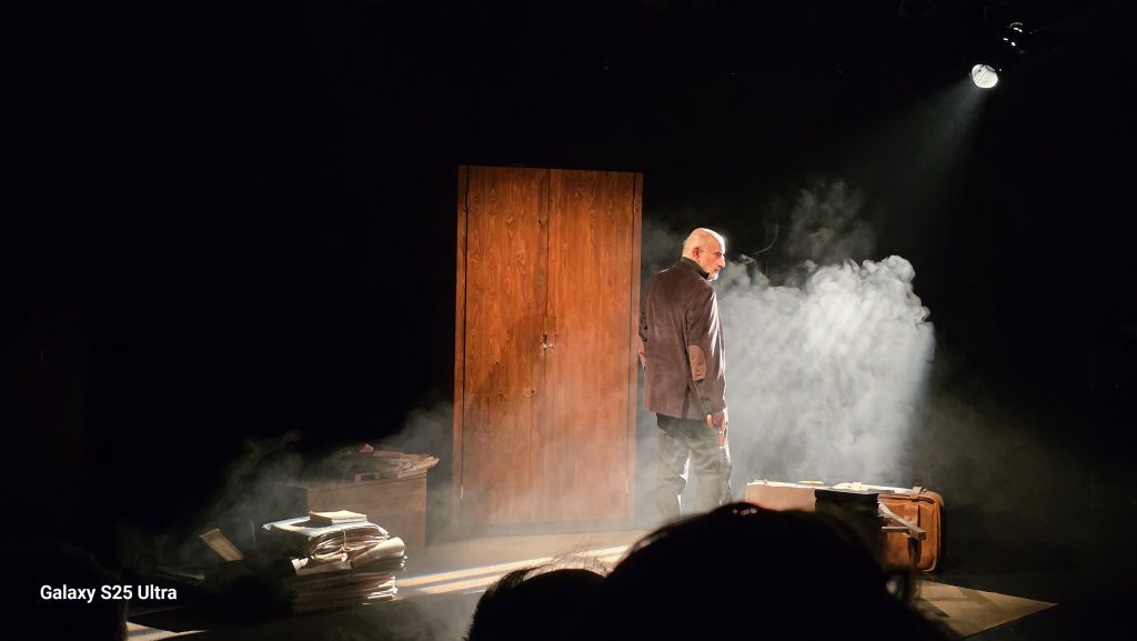 Ο Τάκης Βαμβακίδης στην παράσταση "Ροδάφ'νον"