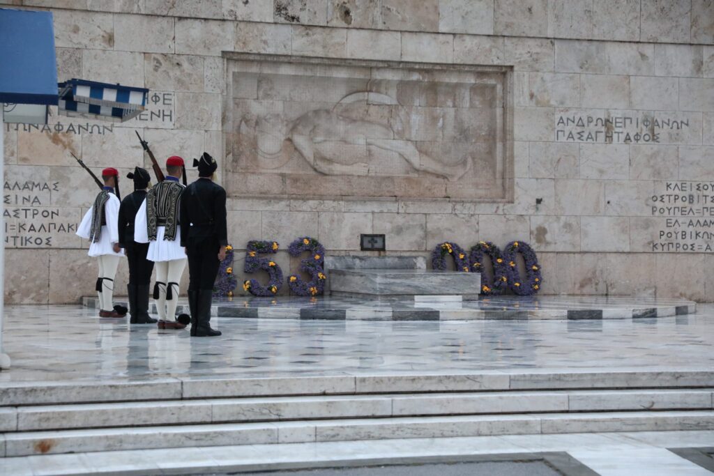Έκλαψε ο ουρανός στο Σύνταγμα : Ρίγη συγκίνησης για τη μνήμη των 353.000 θυμάτων