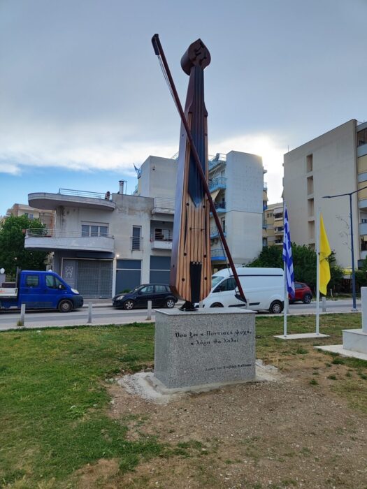 Η νέα γιγάντια ποντιακή λύρα σε πάρκο που τραβά τα βλέμματα