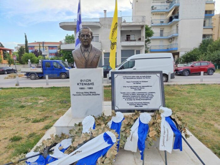 Η νέα γιγάντια ποντιακή λύρα σε πάρκο που τραβά τα βλέμματα