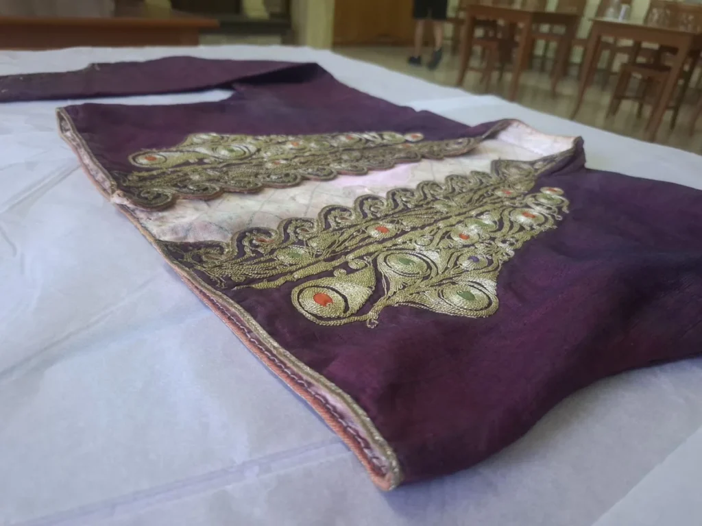 Σπάνιο νυφικό γιλέκο του 1890 συντηρήθηκε από την Ένωση Ποντίων Πιερίας Σπάνιο νυφικό γιλέκο του 1890 συντηρήθηκε από την Ένωση Ποντίων Πιερίας