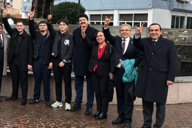 Ένα ακόμα μπλόκο από την Ελλάδα σε Τουρκάλα εθνικίστρια πολιτικό που χαιρετούσε με το σήμα των Γκρίζων Λύκων.