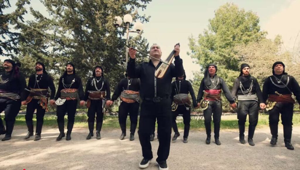 Ο Δημήτρης Καρασαββίδης παρουσιάζει το νέο βιντεοκλίπ «Ο Χορευτιάνον» – Ένας ύμνος στον περήφανο Πόντιο χορευτή