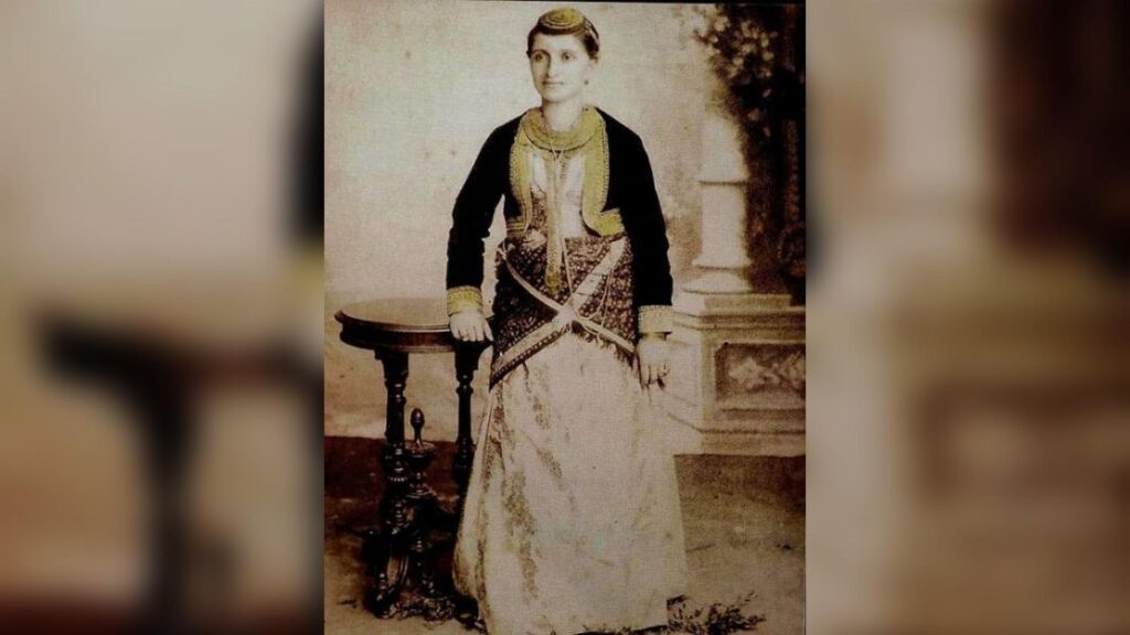 «Φορέστε την ιστορία σας»: Η ζιπούνα αφηγείται αιώνες ελληνικής παράδοσης (βίντεο)