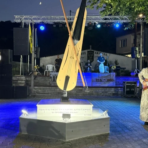 Διποταμία: Η Βούλα Πατουλίδου έκανε τα αποκαλυπτήρια της μεταλλικής ποντιακής λύρας (βίντεο όλη η εκδήλωση)
