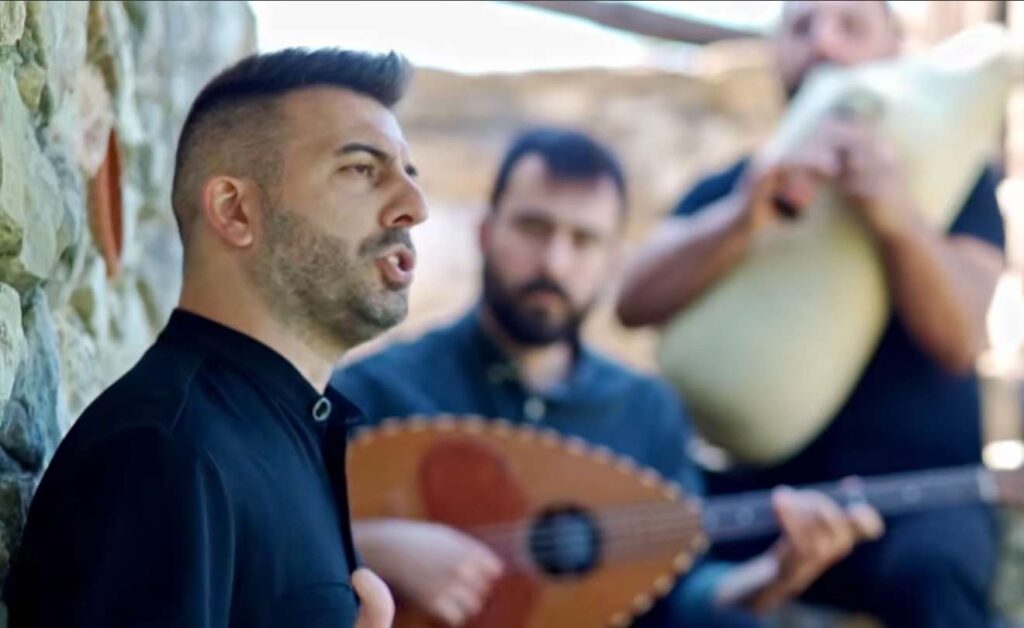 «Γουρπάνι σ’, τουλουμόπο μ’»: Ο Γιάννης Γκόσιος τραγουδά για την ψυχή του αγγείου και τη μνήμη της Γαλίαινας «Γουρπάνι σ’, τουλουμόπο μ’»: Ο Γιάννης Γκόσιος τραγουδά για την ψυχή του αγγείου και τη μνήμη της Γαλίαινας