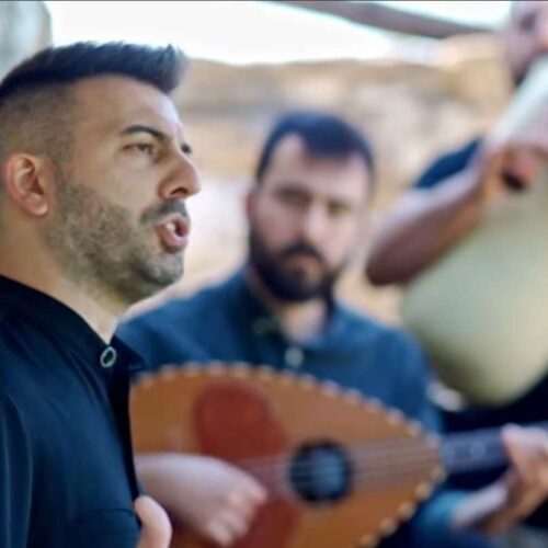 «Γουρπάνι σ’, τουλουμόπο μ’»: Ο Γιάννης Γκόσιος τραγουδά για την ψυχή του αγγείου και τη μνήμη της Γαλίαινας