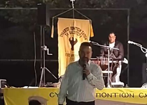 Συγκίνησε ο Αλέξης Παρχαρίδης στις Σάπες – Τραγούδησε μία ημέρα μετά την κηδεία του αδελφού του