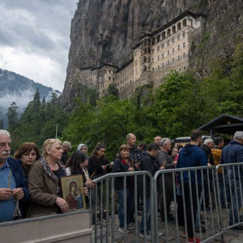 Η Τουρκία κλείνει ξανά την πόρτα της Σουμελάς – Δεκάδες προσκυνητές εκτός της λειτουργίας στο ιστορικό μοναστήρι της Τραπεζούντας
