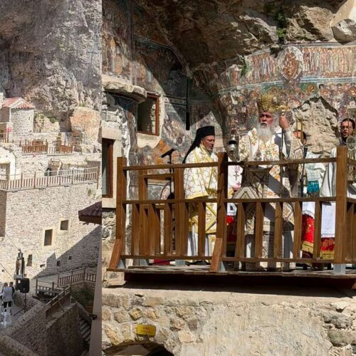 Μόλις 30 καρέκλες στη Θεία Λειτουργία της Παναγίας Σουμελά – Εκτός και οι δημοσιογράφοι